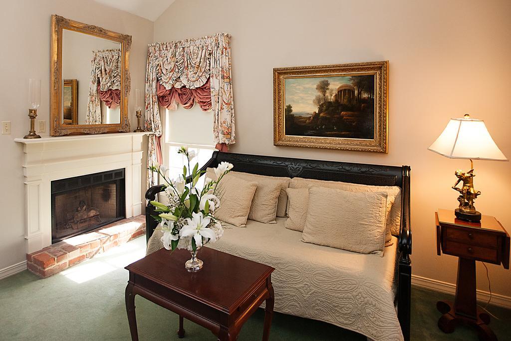 Monmouth Historic Inn Natchez Room photo